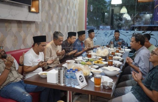 Bupati dan Wabup Muaro Jambi saat Bukber dengan Insan Pers