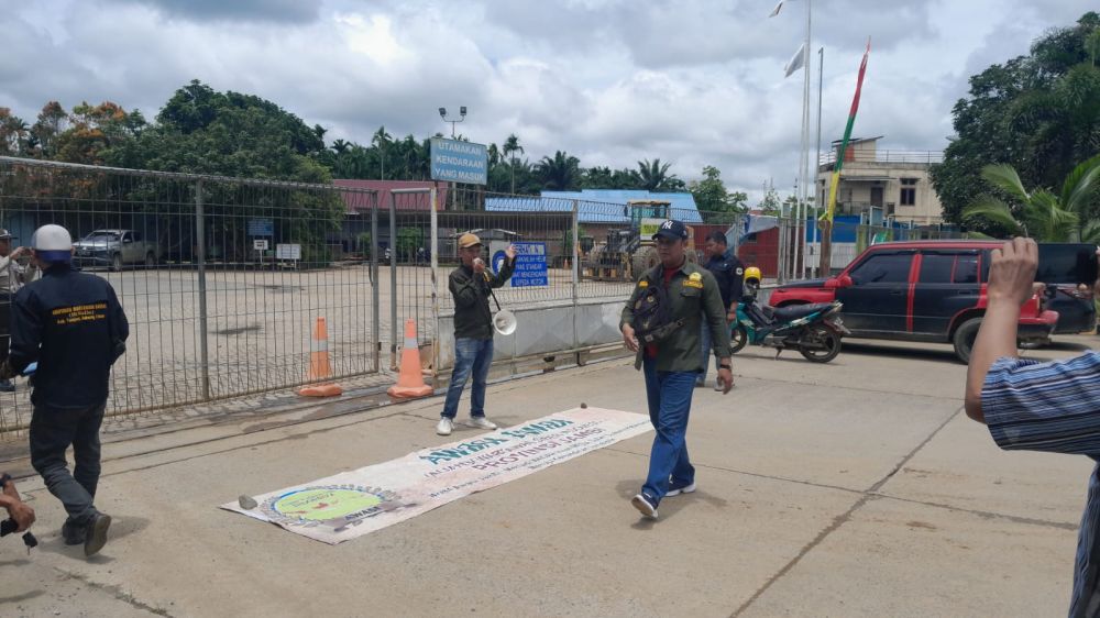 Awasi Jambi Sewaktu melakukan Aksi Unjuk Rasa di depan Gerbang PetroChina belum lama 