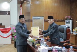 Bupati Tanjab Barat Hadiri Paripurna DPRD, Sampaikan Tanggapan atas LKPJ 2024 dan Dorong Sinergi Eksekutif-Legislatif