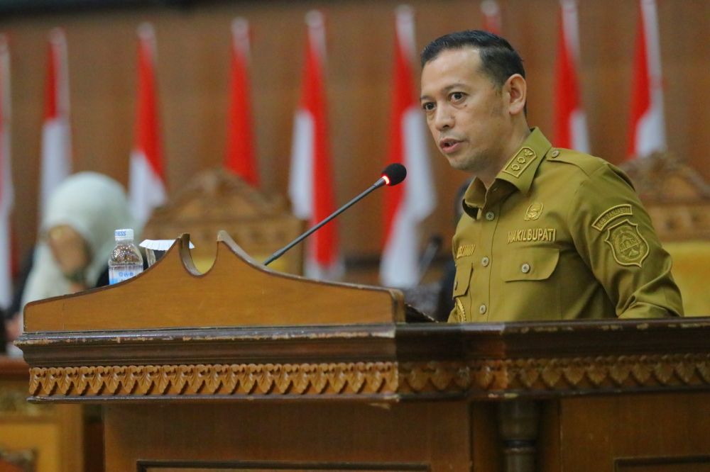 Wabup Tanjabtim Muslimin Tanja Saat Menyampaikan Jawaban Esekutif Terhadap Pandangan Umum Fraksi DPRD
