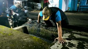 Aksi Bersih-Bersih Malam Hari, Bupati Anwar Sadat: Demi Kota yang Sehat dan Bebas Banjir
