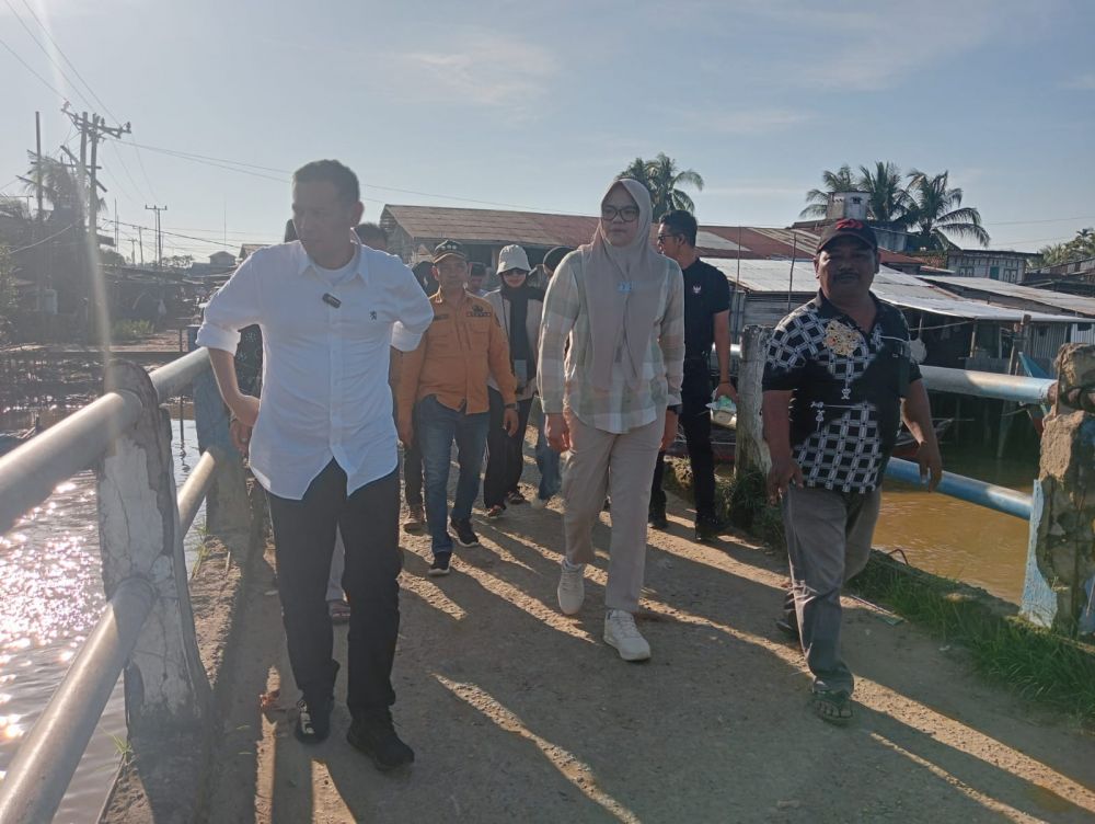 Bupati Dillah - Muslimin Saat Meninjau Jembatan Penghubung Desa Lambur Luar dan Desa Kota Harapan yang Ambruk