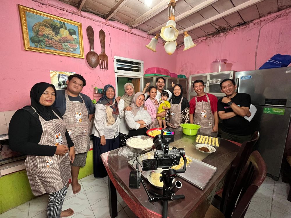 Yuk Melly (tengah berbaju pink) Bersama tim kateringnya raih omset jutaan Rupiah dari dapur pinknya