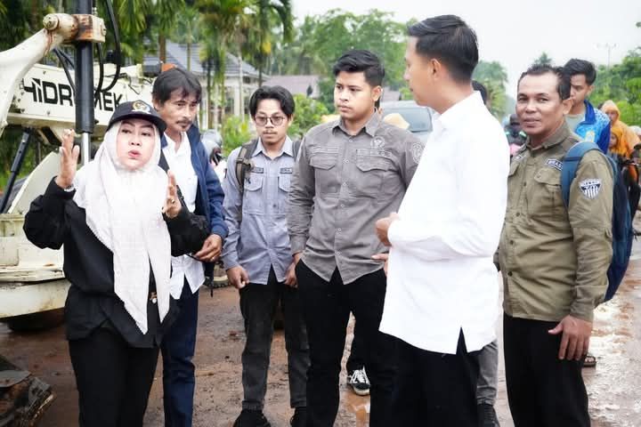 Ketua DPRD Tamjabtim Zilawati Sewaktu Meninjau kerusakan jalan lintas antar kecamatan