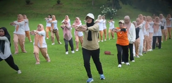 Bupati Tanjabtim Dillah Hikmah Sari Senam Bersama Masyarakat 