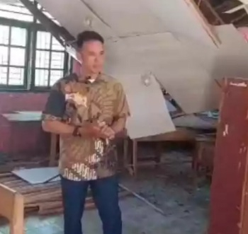 Anggota DPRD Muaro Jambi Saat Meninjau Kerusakan SDN 113