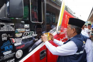 Lepas JCH Kloter 13, Wagub Sani Pesan Jaga Fisik, Mental dan Kesehatan