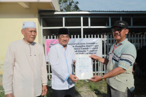 Presiden RI Salurkan Sapi Kurban, Bupati Anwar Sadat Serahkan ke Masjid Agung Al-Istiqomah