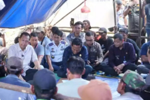 Bupati Muaro Jambi Tenangkan Warga yang Berkonflik dengan Perusahaan Sawit di Desa Gambut Jaya