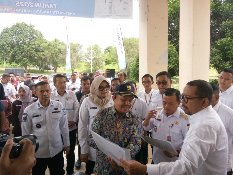 Wakep KSP Bersama Gubermur Jambi dan Bupati Tanjabtim saat meninjau kesiapan Gedung SR Sementara 