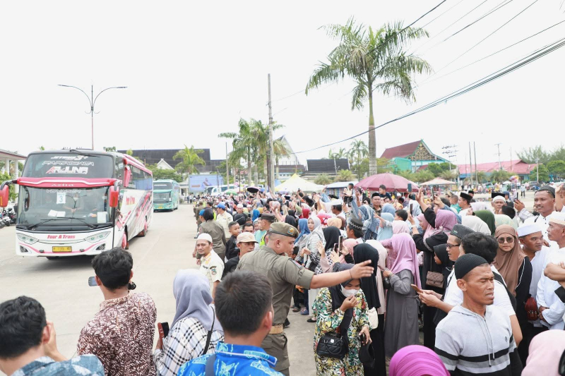 Bupati Anwar Sadat Sambut Haru Kepulangan Jamaah Haji Kloter 19 Tanjab Barat