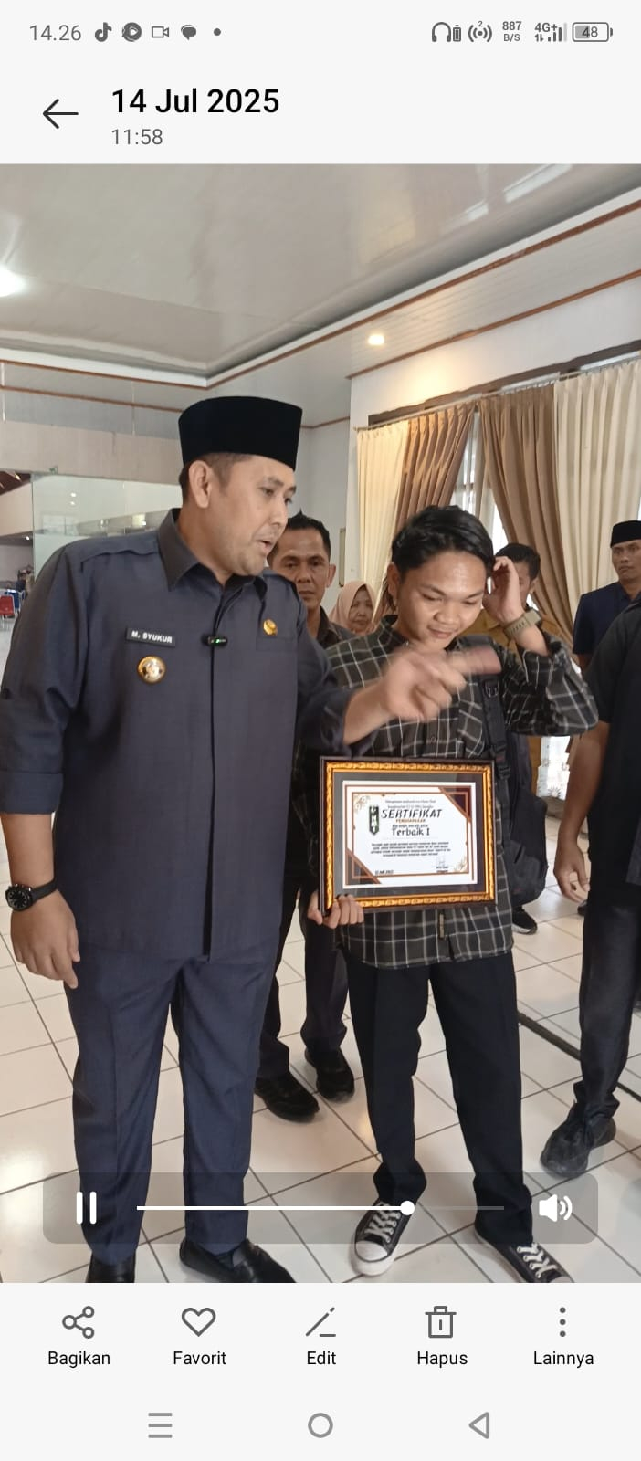 Bupati Merangin Menolak Piagam Penunggak Pajak terbaik 1 dari Mahasiswa 