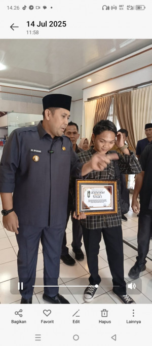 Kocak! Mahasiswa Serahkan Piagam ‘Penunggak Pajak’ ke Bupati Merangin