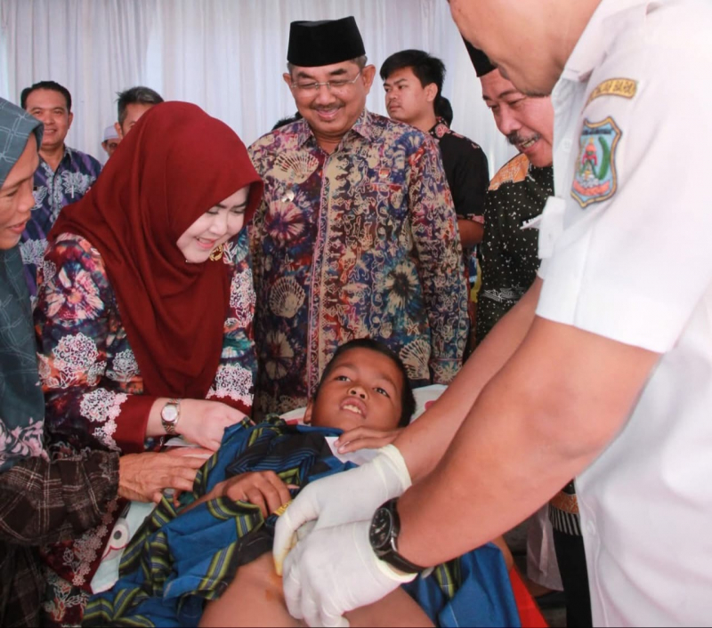 Bupati dan Ketua TP PKK Tanjab Barat Tinjau Sunatan Massal Serentak: Wujud Kepedulian di Momen HUT RI dan Hari Jadi Daerah