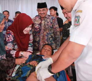 Bupati dan Ketua TP PKK Tanjab Barat Tinjau Sunatan Massal Serentak: Wujud Kepedulian di Momen HUT RI dan Hari Jadi Daerah