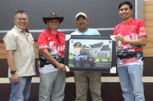 Bupati Anwar Sadat Sambut Komunitas Hardtop Jambi, Bagikan Air Bersih untuk Warga di Tengah Kemarau