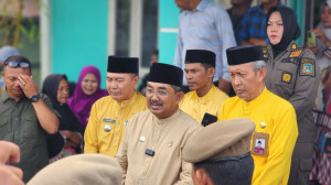 Bupati Tanjab Barat Serahkan 297 Paket Sembako di Kampung Nelayan dalam Rangka HUT RI ke-80 dan Hari Jadi ke-60 Kabupaten