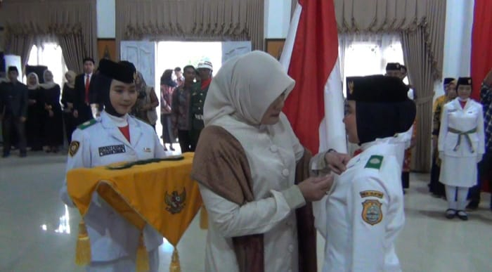 Prosesi penyematan Pin dalam rangkaian pengukuhan 