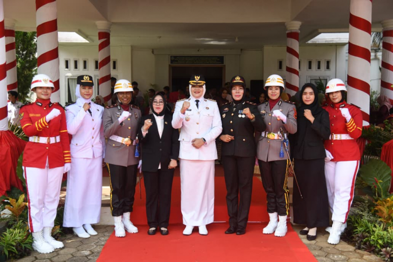 Bupati Tanjabtim Hj. Dillah Hikmah Sari Pose bersama 