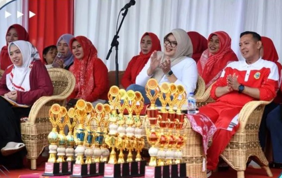 Bupati Dillah Beraama Wabup Muslimin Menyaksikan Peserta Pawai HUT RI Ke 80