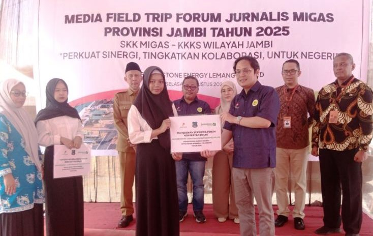 Pemberian beasiswa secara simbolis