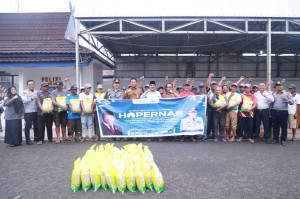 Bupati Anwar Sadat Salurkan Bansos bagi Abang Becak, Ojol, dan Tukang Gerobak di Hari Perumahan Nasional