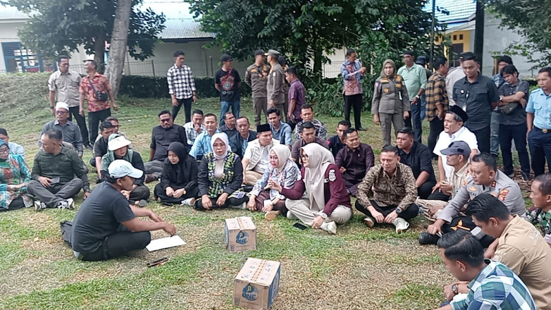 Bupati Dilah Duduk Bersama Pendemo