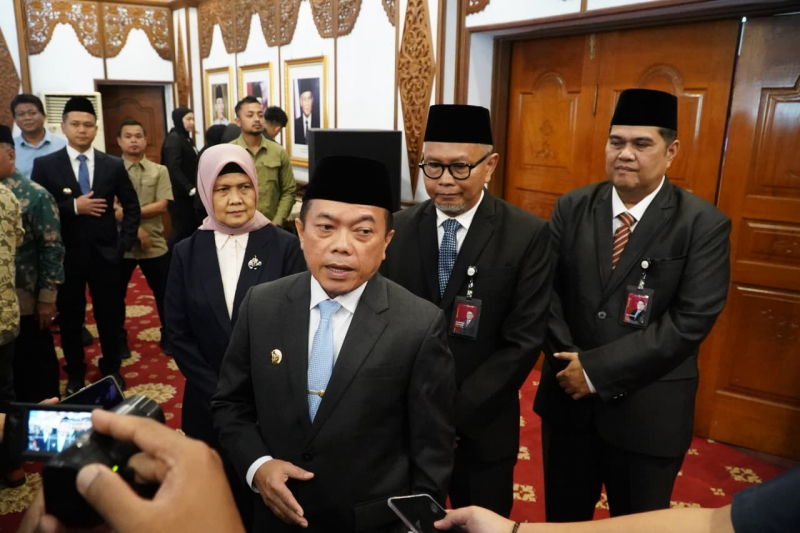Gubernur Al Haris Saat di wawancarai sejunlah awak media 