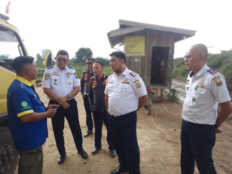 Kepala Dishub Tanjabtim, Taufik Hidayat saat teejun langsung ke lapangan untuk memonitiring angjutan