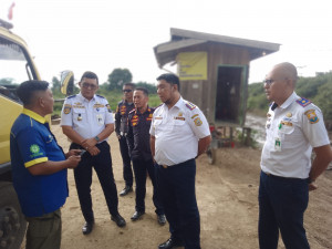 Dishub Tanjabtim dan Provinsi Monitoring Angkutan Barang di Ruas Jalan Provinsi