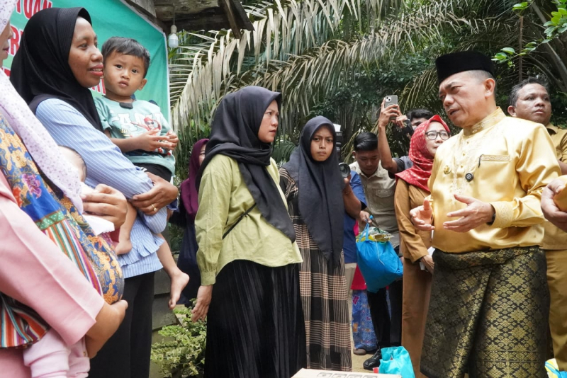 Gubernur Al Haris Saat Bercengkrama Bersama Masyarakat Tebo 