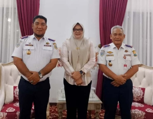 Kepala Dinas Perhubungan Kabupaten Tanjabtim, Taufik Hidayat bersama Bupati Dilla dan Kepala Dinas Perhubungan Provinsi Jambi, Jhon Eka Powa