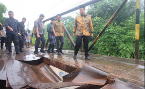 BBS Tinjau Jembatan Air Hitam, Targetkan Dibangun Permanen 2026
