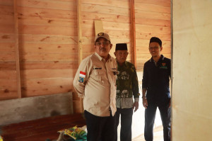 Sentuh Langsung Warga, Bupati Tanjab Barat Tinjau Bedah Rumah BAZNAS di Dua Kelurahan
