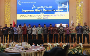 Bersama Ketua DPRD, Bupati Tanjab Barat Kembali Raih WTP Ke-8 Berturut-turut