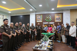 PetroChina Serahkan Ambulans untuk Operasional RS Adhyaksa Jambi 