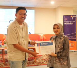 Pegawai Bawaslu Tanjab Timur Agus Triana, S.Sos. Berbagi Pengalaman dan Inspirasi untuk Mahasiswa Baru IImu Politik